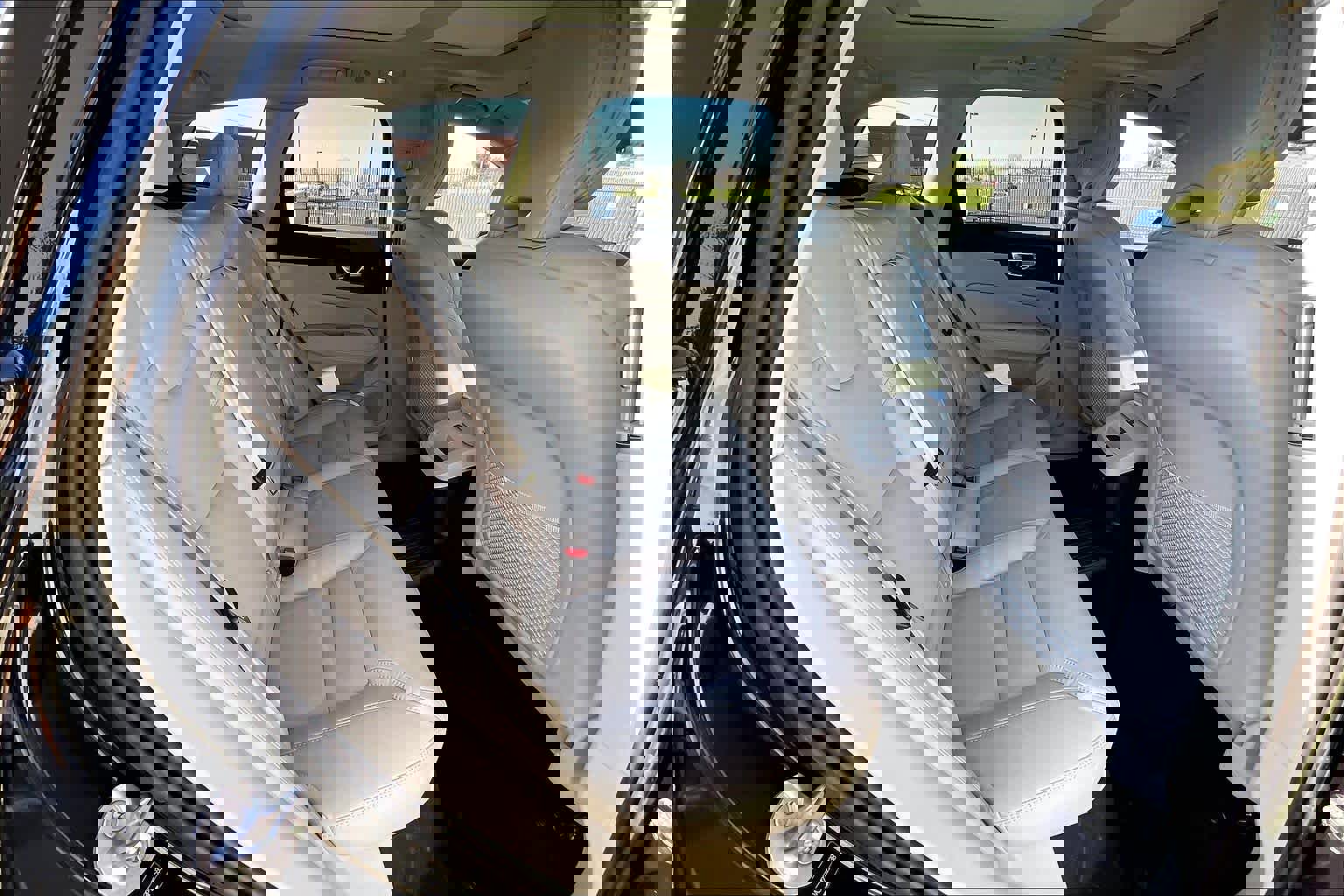 Used 2023 Volvo XC60 T8 Ultimate w/ Climate Package image 31