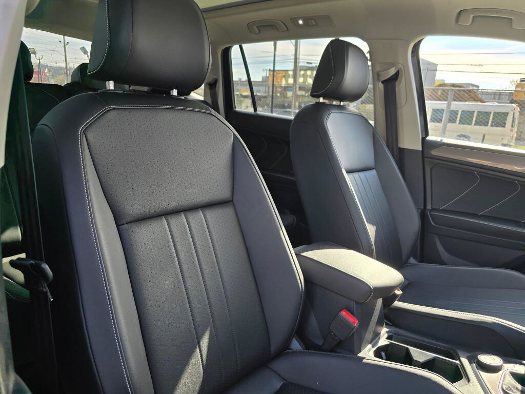 Used 2022 Volkswagen Tiguan SE w/ Panoramic Sunroof Package AWD/4WD image 11
