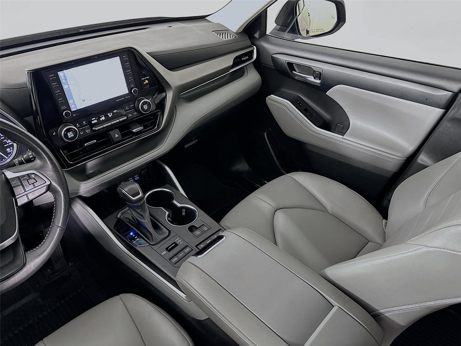 Used 2022 Toyota Highlander XLE AWD/4WD image 26