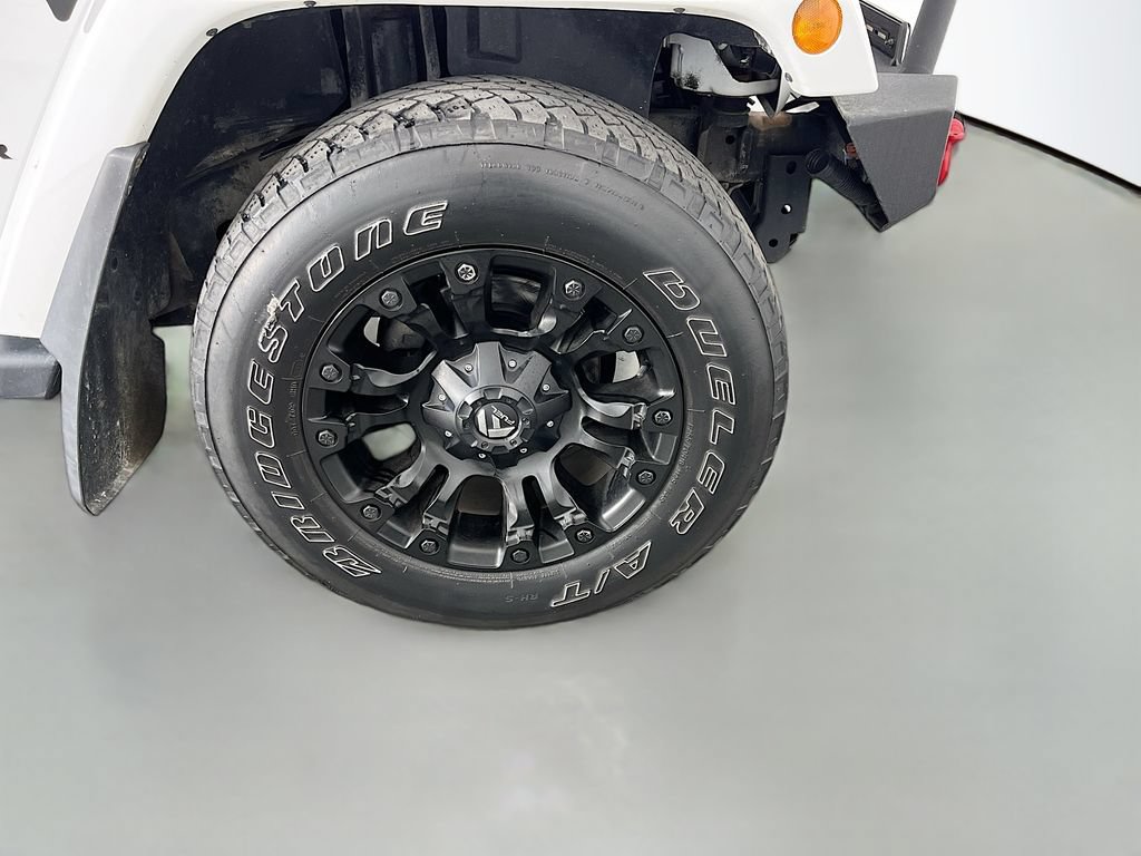Used 2017 Jeep Wrangler Unlimited Sahara w/ Dual Top Group AWD/4WD image 33