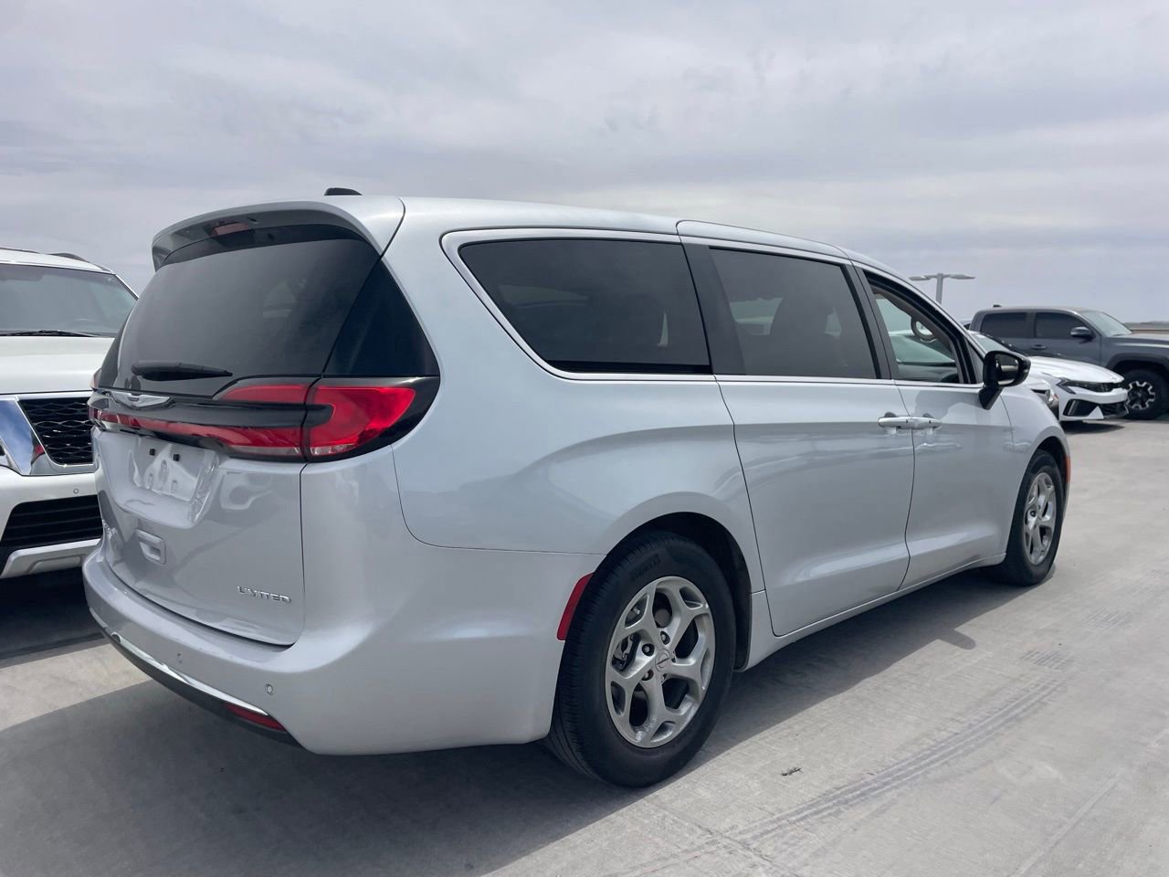 Used 2024 Chrysler Pacifica Limited FWD image 2