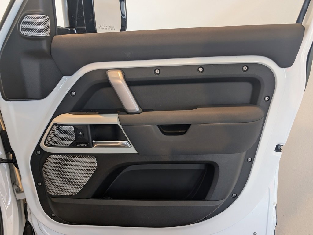 Used 2023 Land Rover Defender 130 X-Dynamic SE image 31