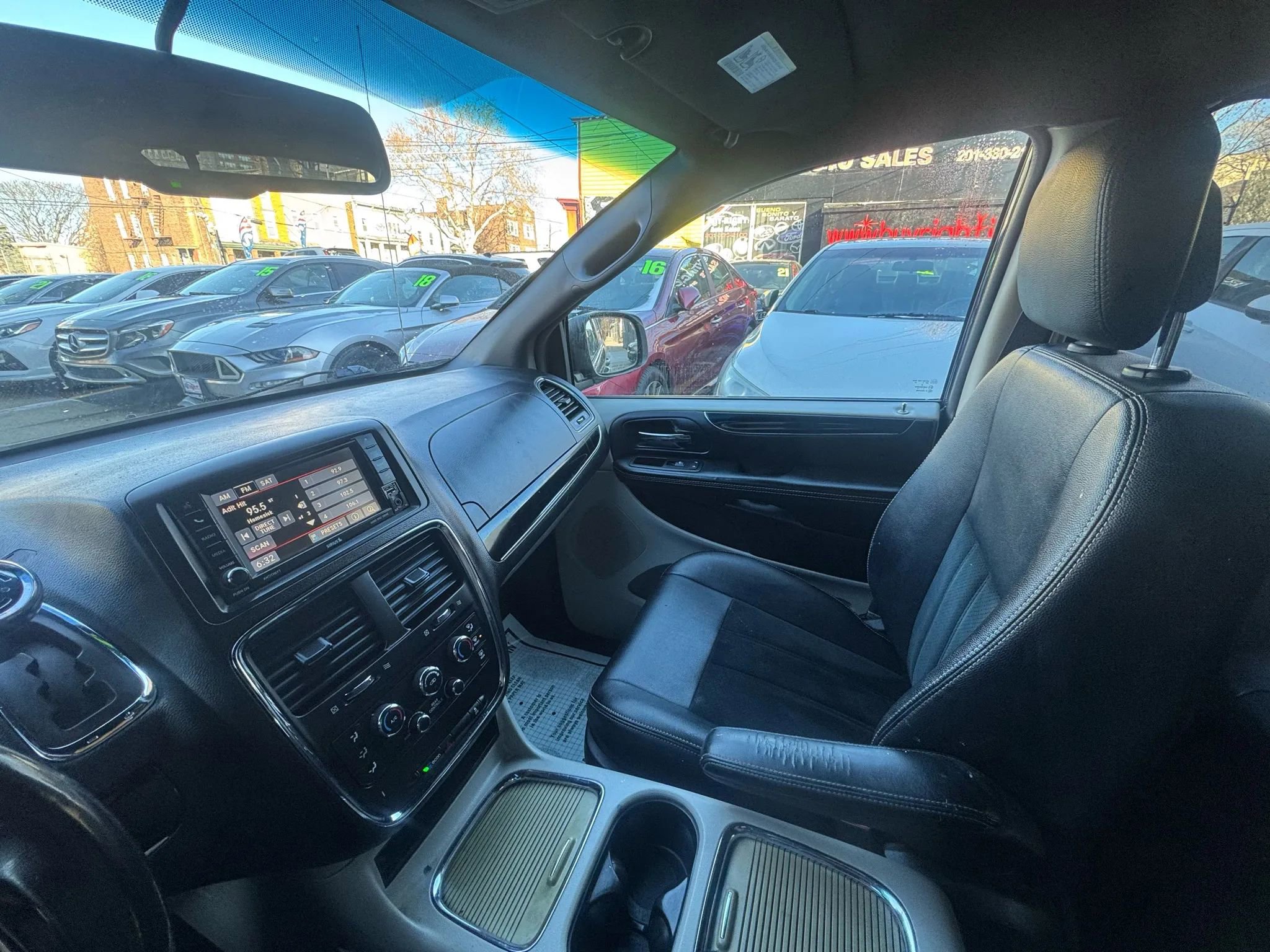 Used 2017 Dodge Grand Caravan SXT image 28