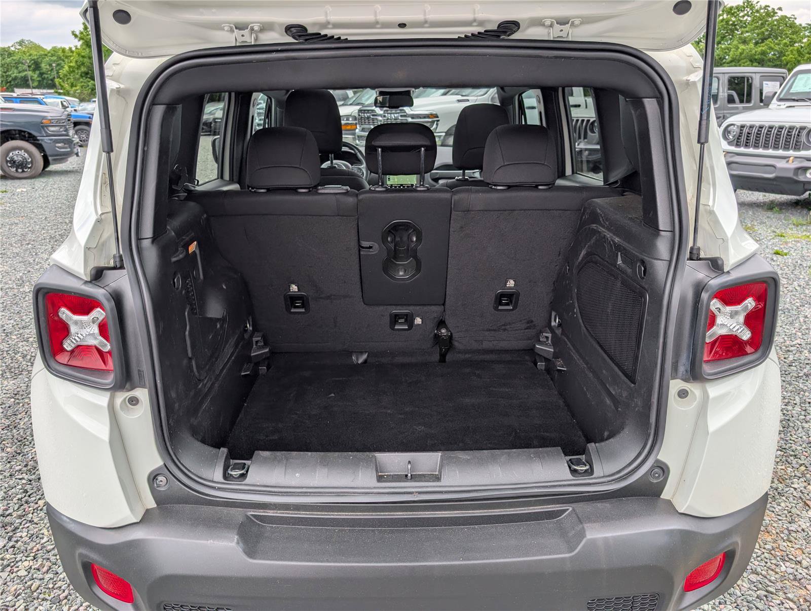Used 2022 Jeep Renegade Altitude w/ Sun/Sound Group AWD/4WD image 13