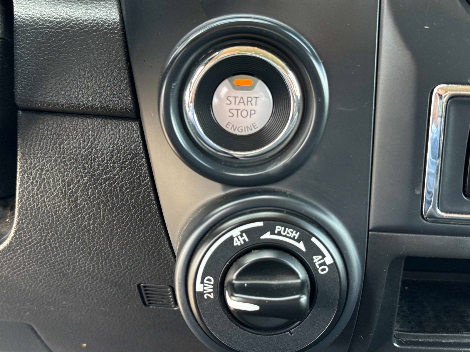 Used 2024 Nissan Titan SV AWD/4WD image 29