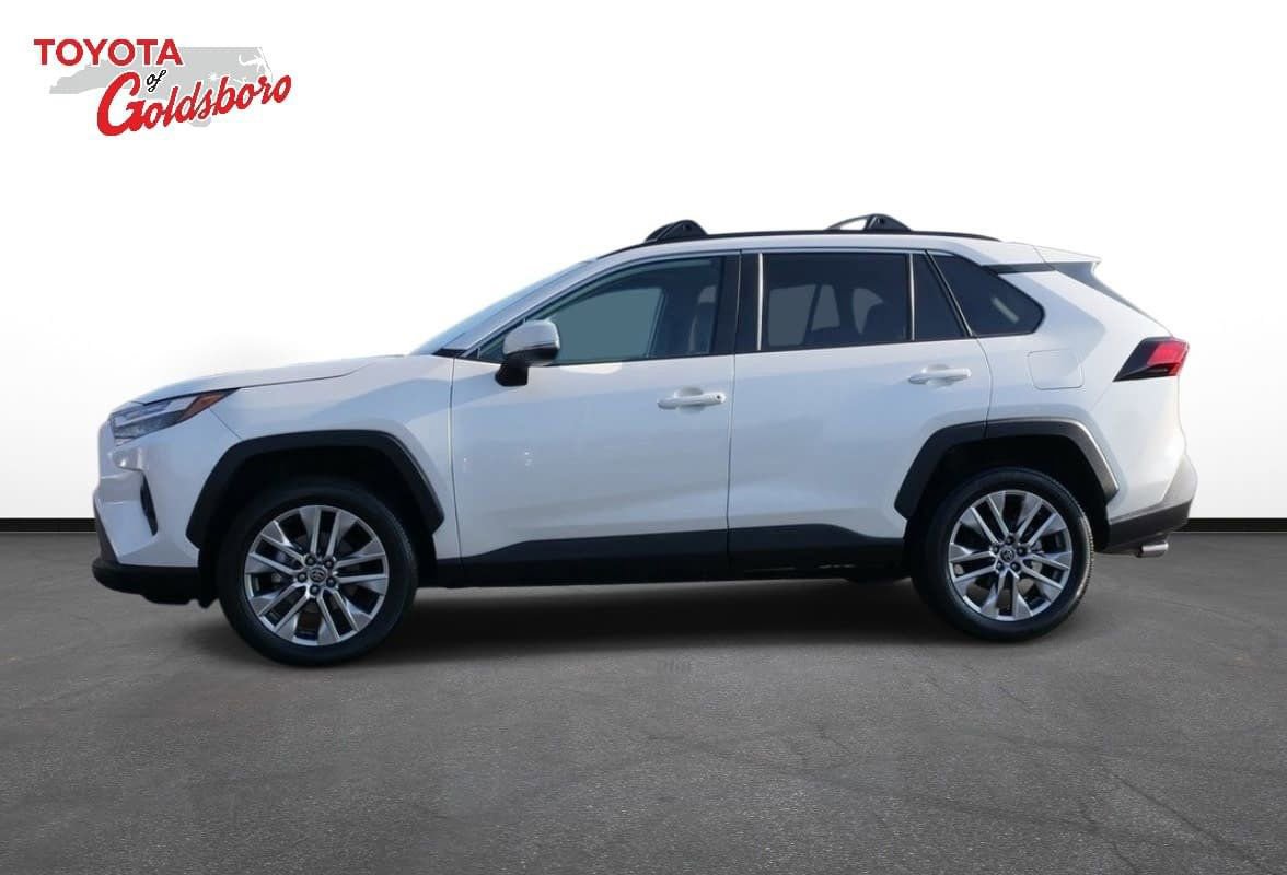 Used 2022 Toyota RAV4 XLE Premium image 9