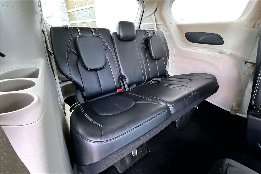 Used 2024 Chrysler Pacifica Touring-L FWD image 20