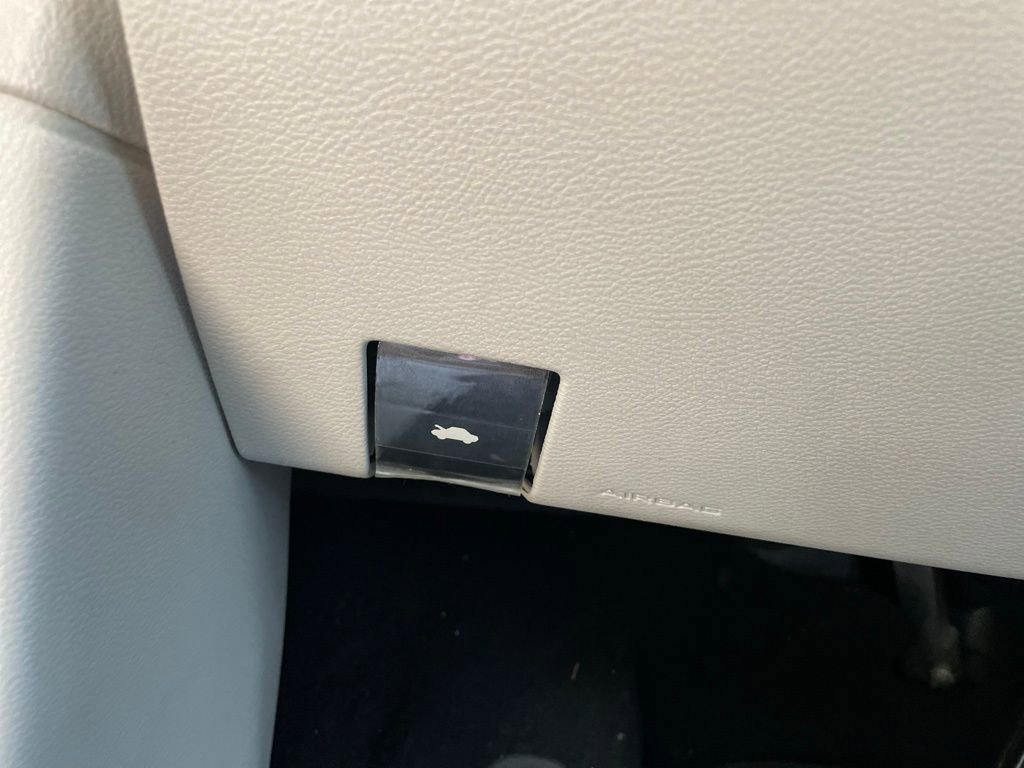 Used 2019 Chrysler Pacifica Touring-L image 12