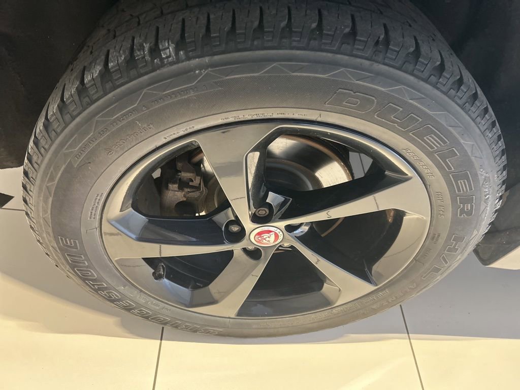 Used 2020 Jaguar F-PACE Premium image 22