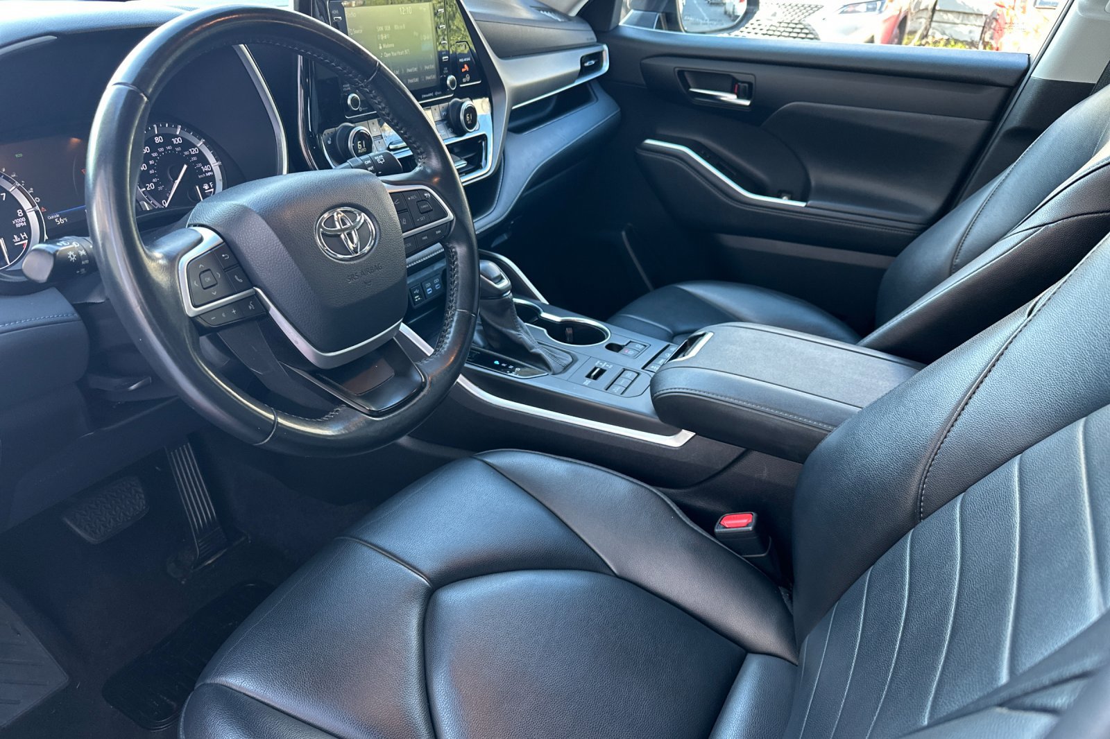 Used 2022 Toyota Highlander XLE image 4