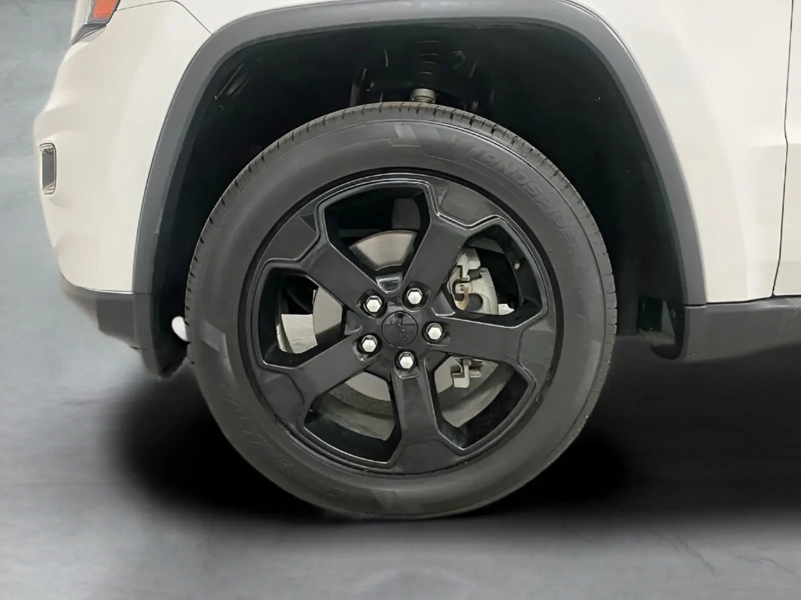 Used 2019 Jeep Grand Cherokee Laredo RWD image 26
