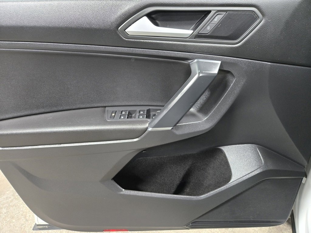 Used 2020 Volkswagen Tiguan SE w/ Panoramic Sunroof Package image 8