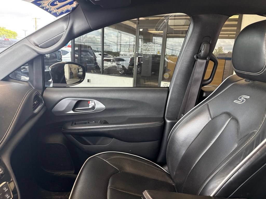 Used 2019 Chrysler Pacifica Limited w/ Advanced Safetytec Group FWD image 29