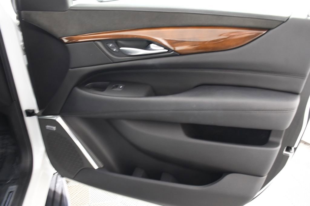 Used 2017 Cadillac Escalade Luxury image 18