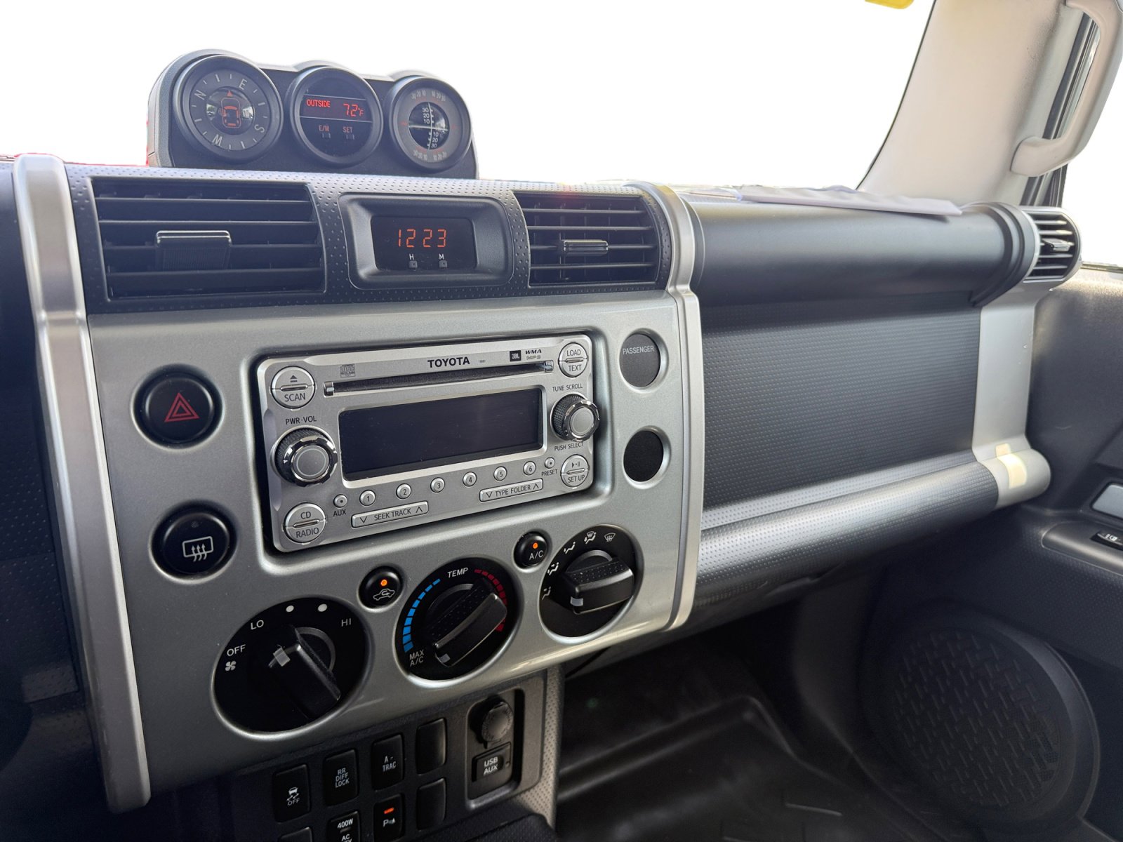 Used 2011 Toyota FJ Cruiser 4WD w/ Upgrade Pkg image 12