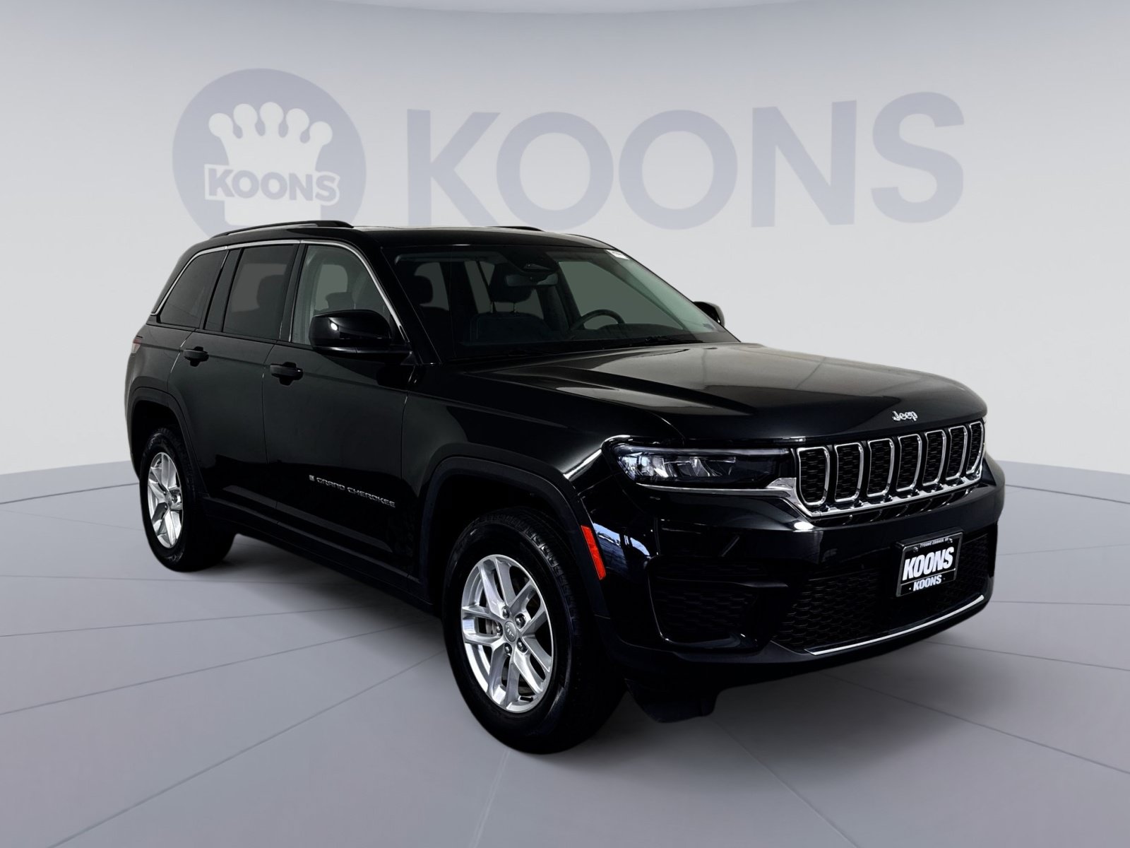 Used 2023 Jeep Grand Cherokee Laredo w/ Trailer Tow Prep Group (B) AWD/4WD image 10