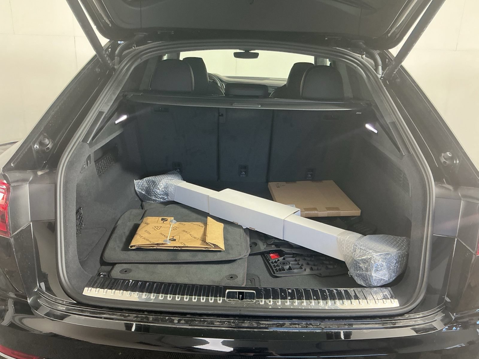 New 2026 Audi SQ8 Prestige AWD/4WD image 18