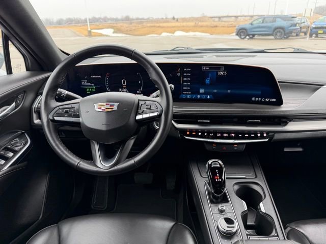 Used 2025 Cadillac XT4 Premium Luxury image 31