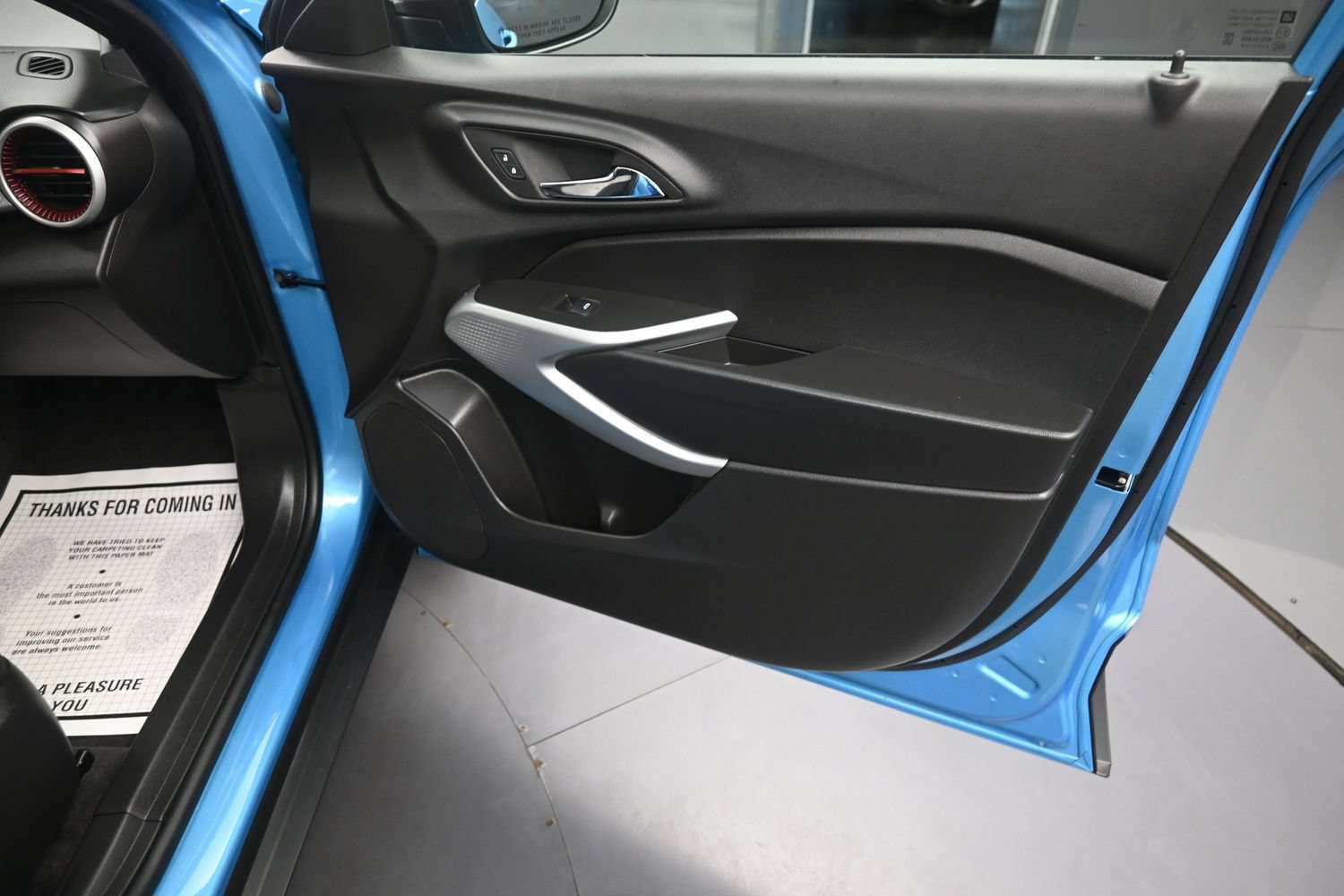 Used 2025 Chevrolet Trax RS w/ Sunroof Package FWD image 38
