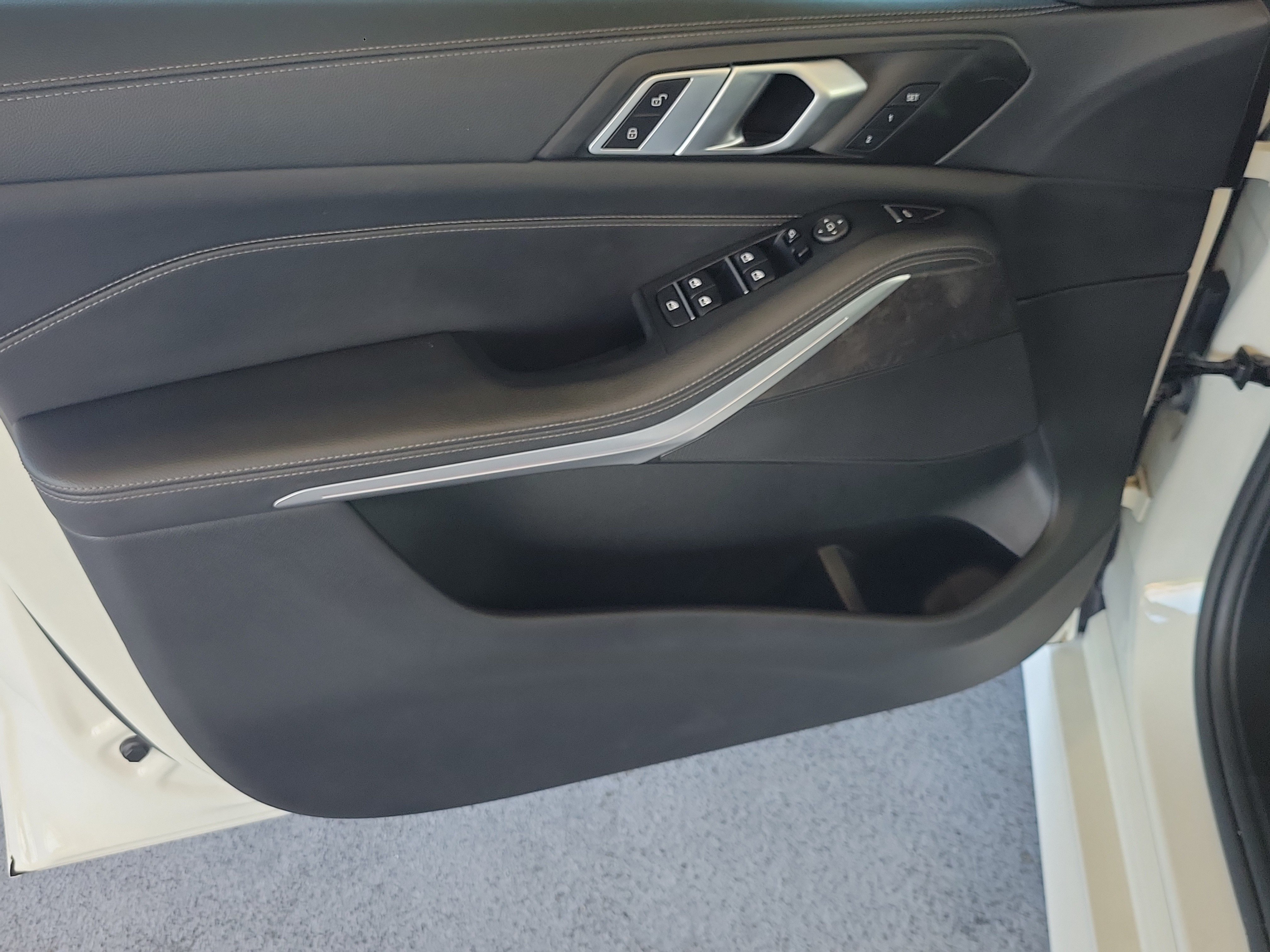 Used 2022 BMW X5 xDrive40i w/ M Sport Package AWD/4WD image 17
