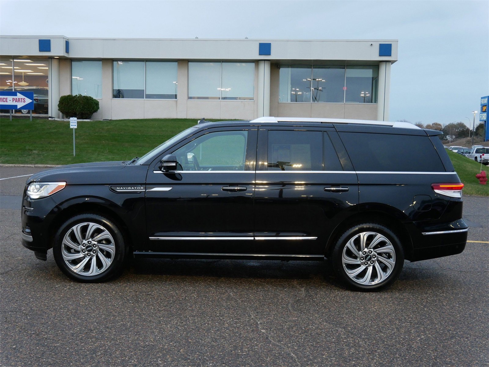 Used 2024 Lincoln Navigator Premiere image 6