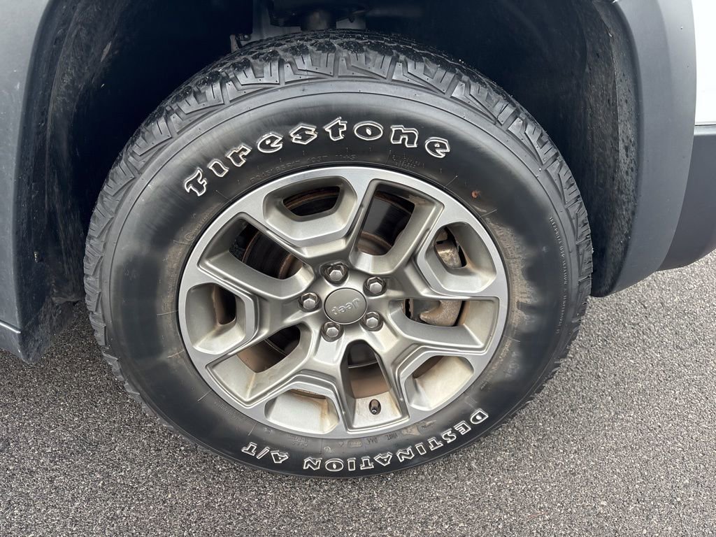 Used 2022 Jeep Cherokee Trailhawk w/ Comfort/Convenience Group AWD/4WD image 13