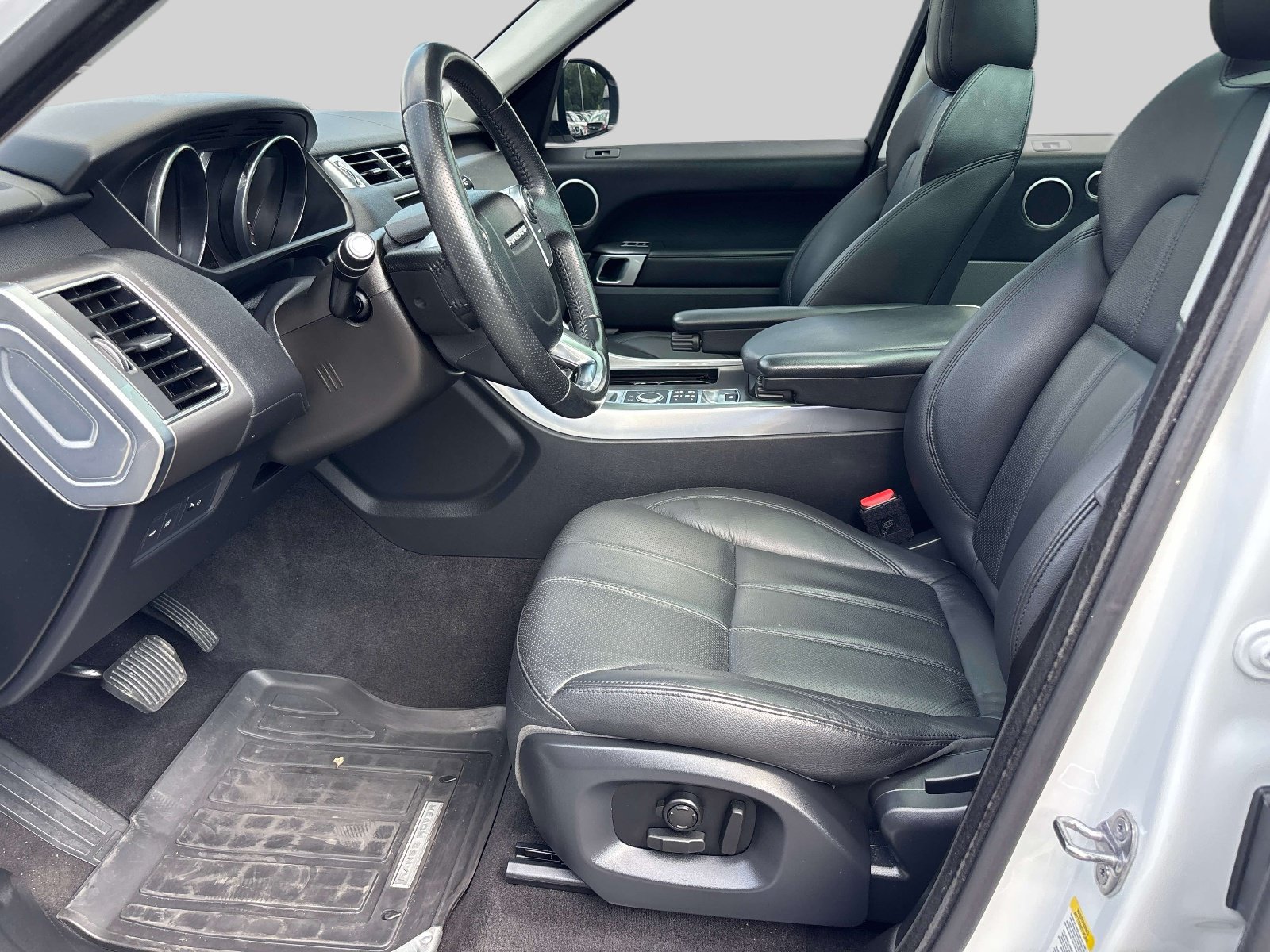 Used 2017 Land Rover Range Rover Sport SE AWD/4WD image 9
