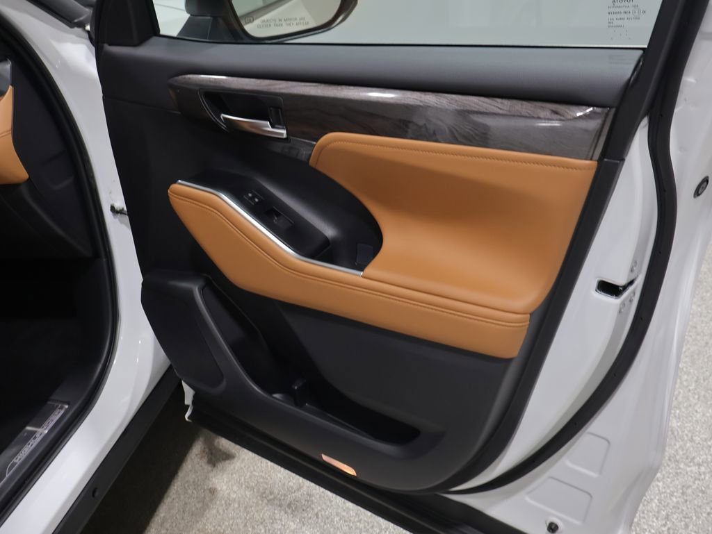 Used 2025 Toyota Highlander Platinum image 28