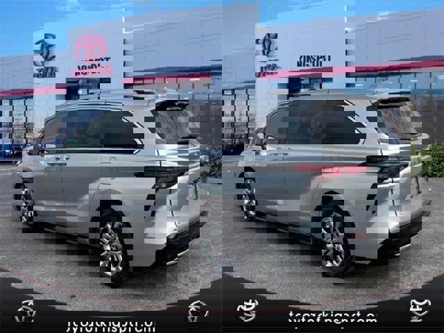 Used 2023 Toyota Sienna Platinum image 3