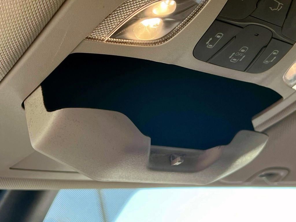 Used 2023 Chrysler Pacifica Touring-L image 32