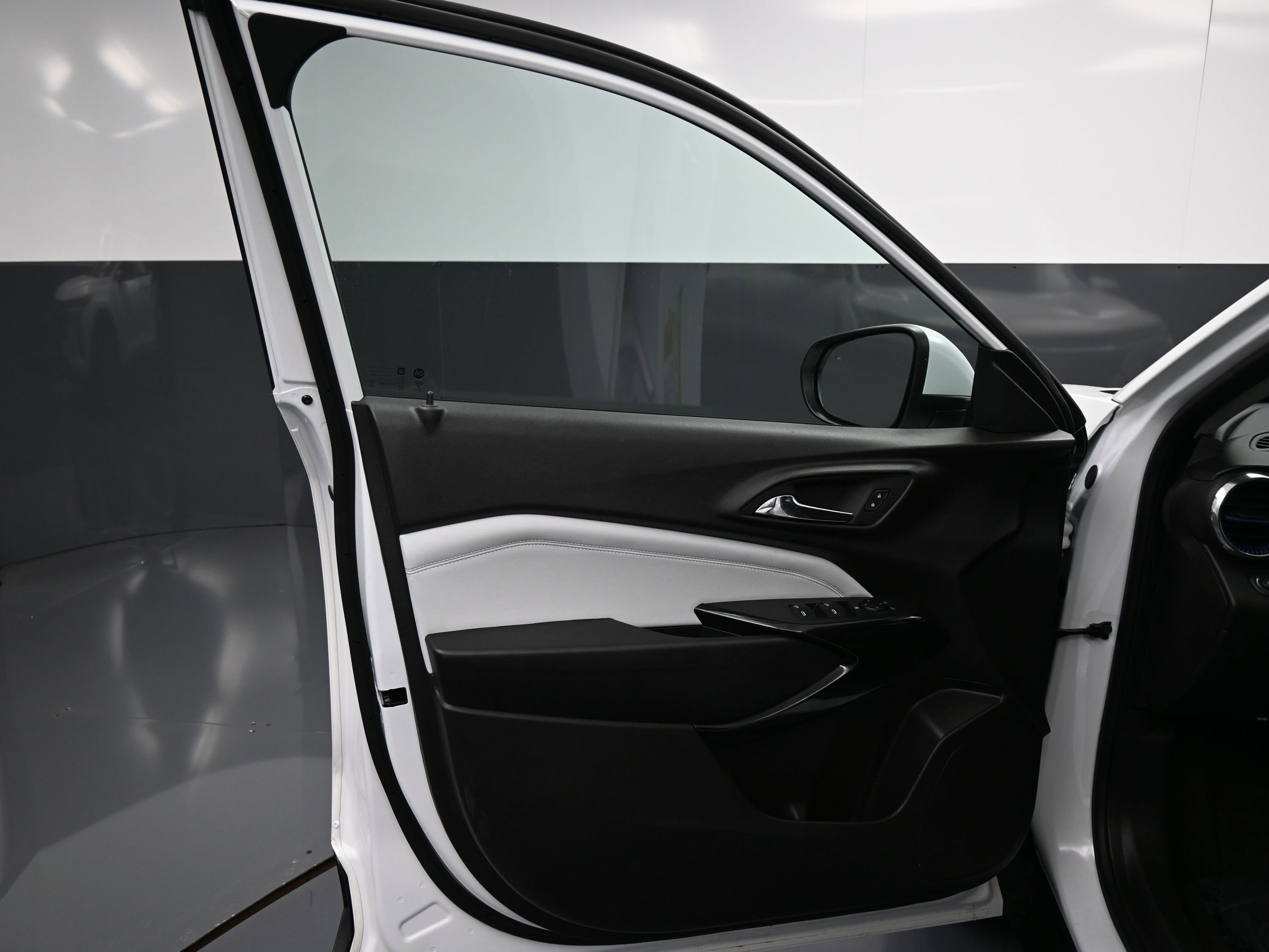 Used 2025 Chevrolet Trax LT w/ Driver Confidence Package image 12