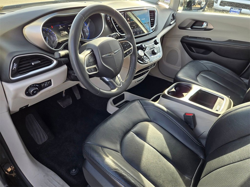 Used 2022 Chrysler Pacifica Touring-L image 9