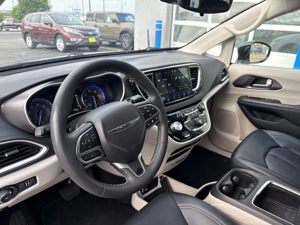 Used 2024 Chrysler Pacifica Touring-L FWD image 18