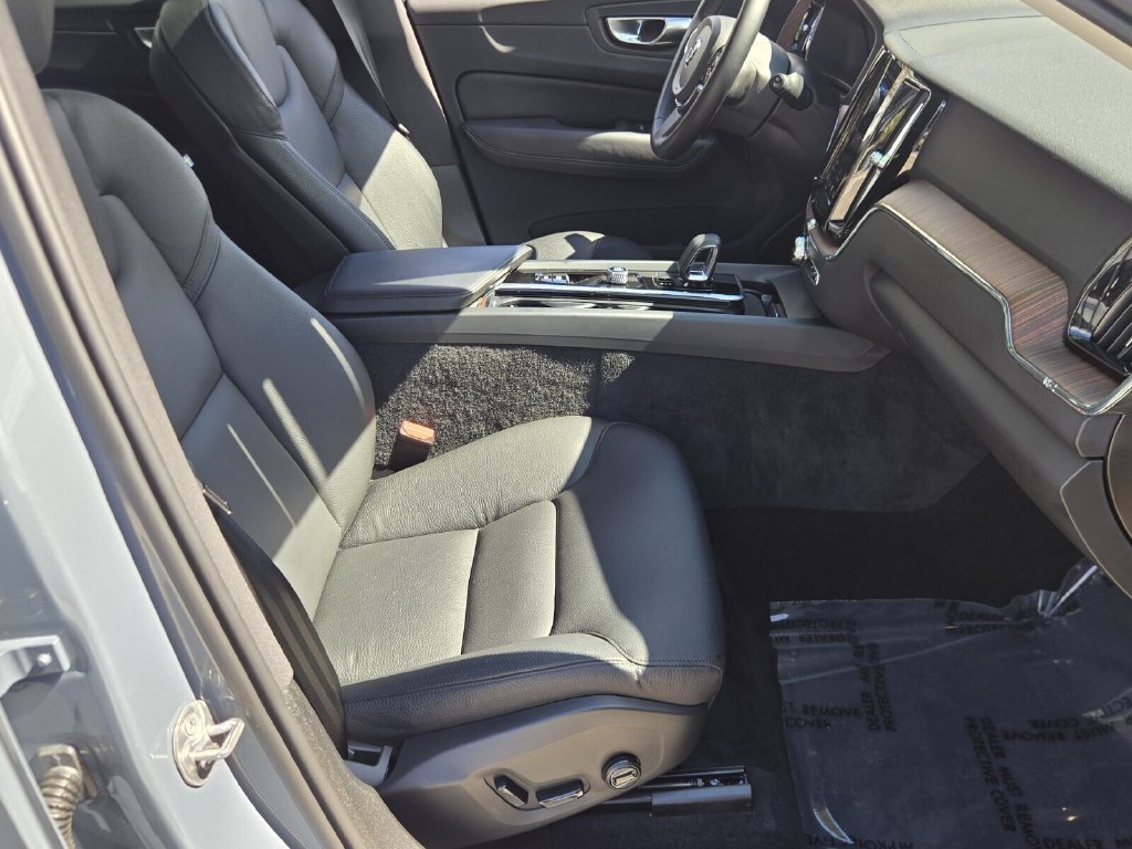 Used 2024 Volvo XC60 B5 Plus AWD/4WD image 17