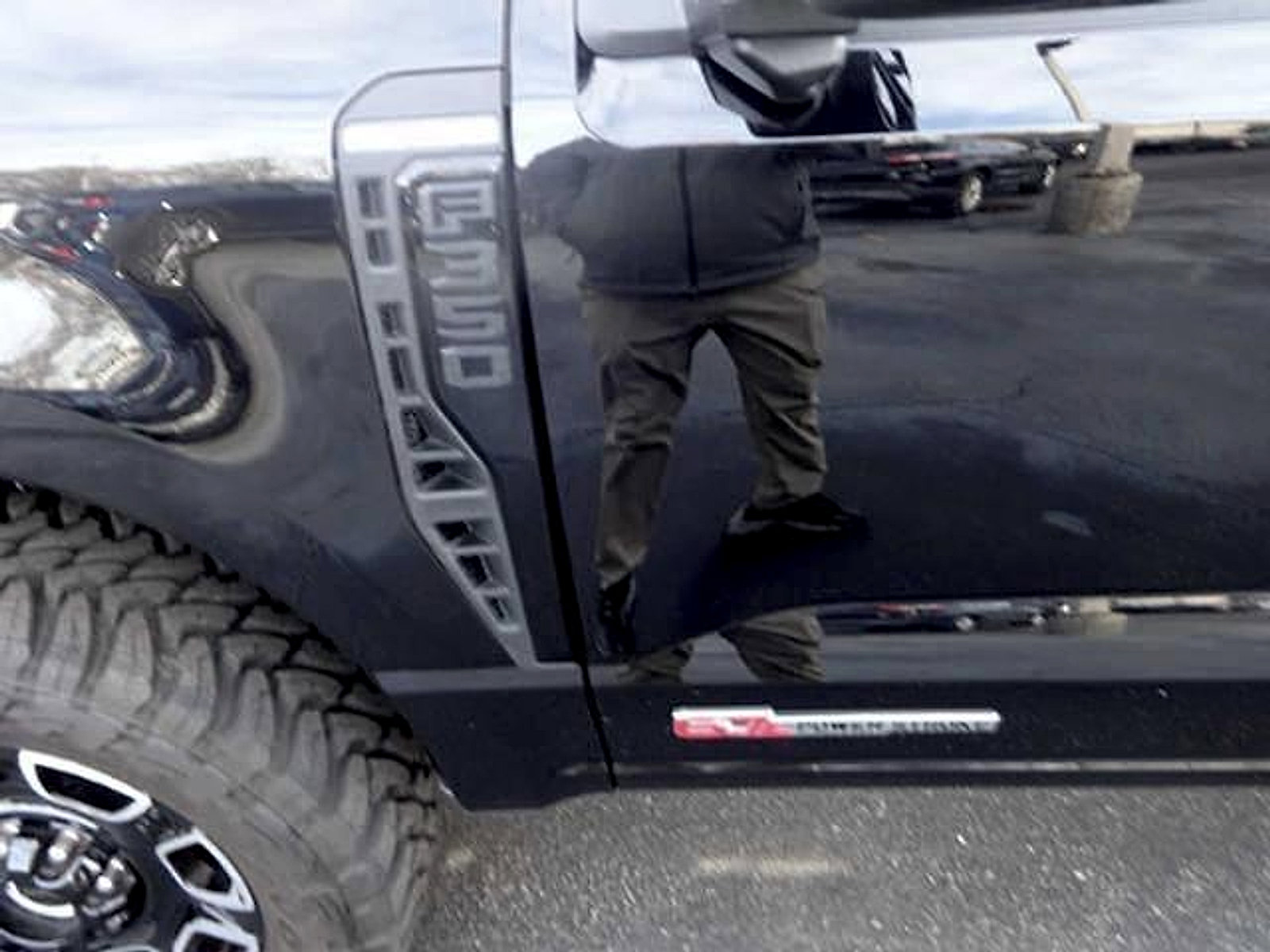 Used 2025 Ford F350 Platinum w/ FX4 Off-Road Package image 5