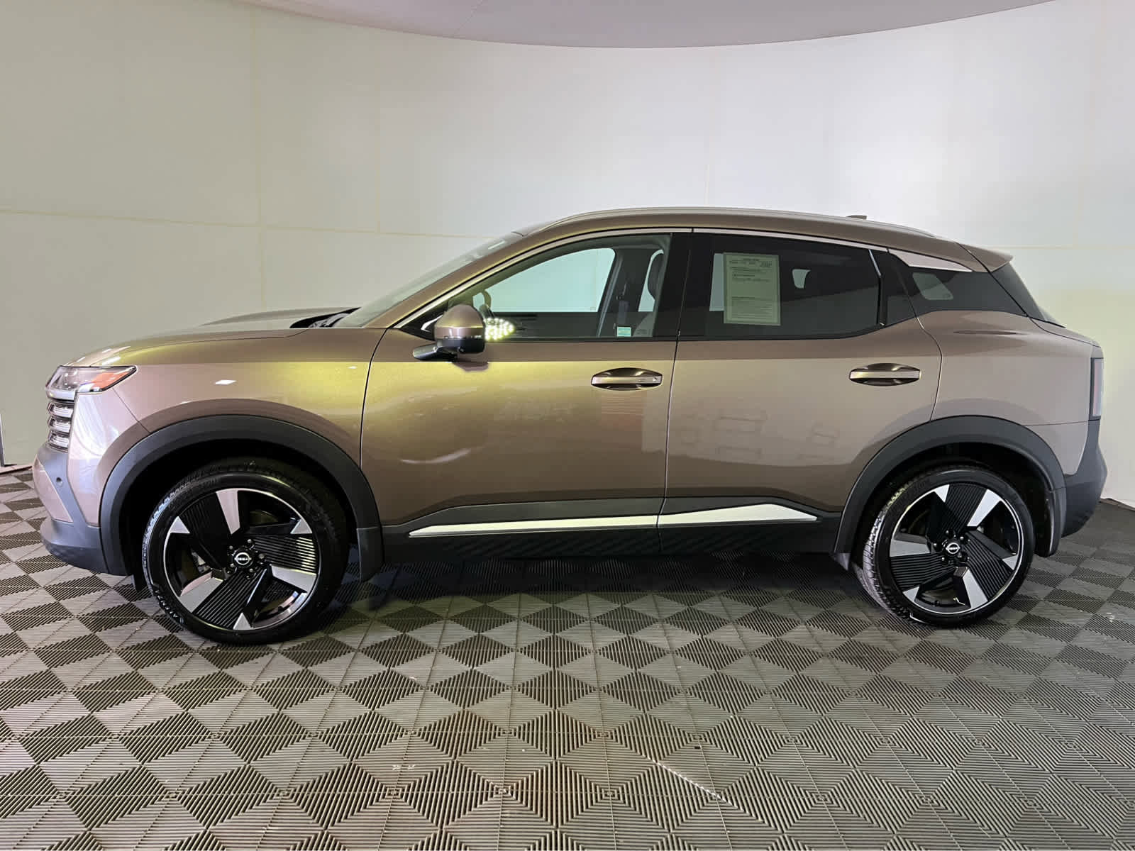 Used 2025 Nissan Kicks SR image 4