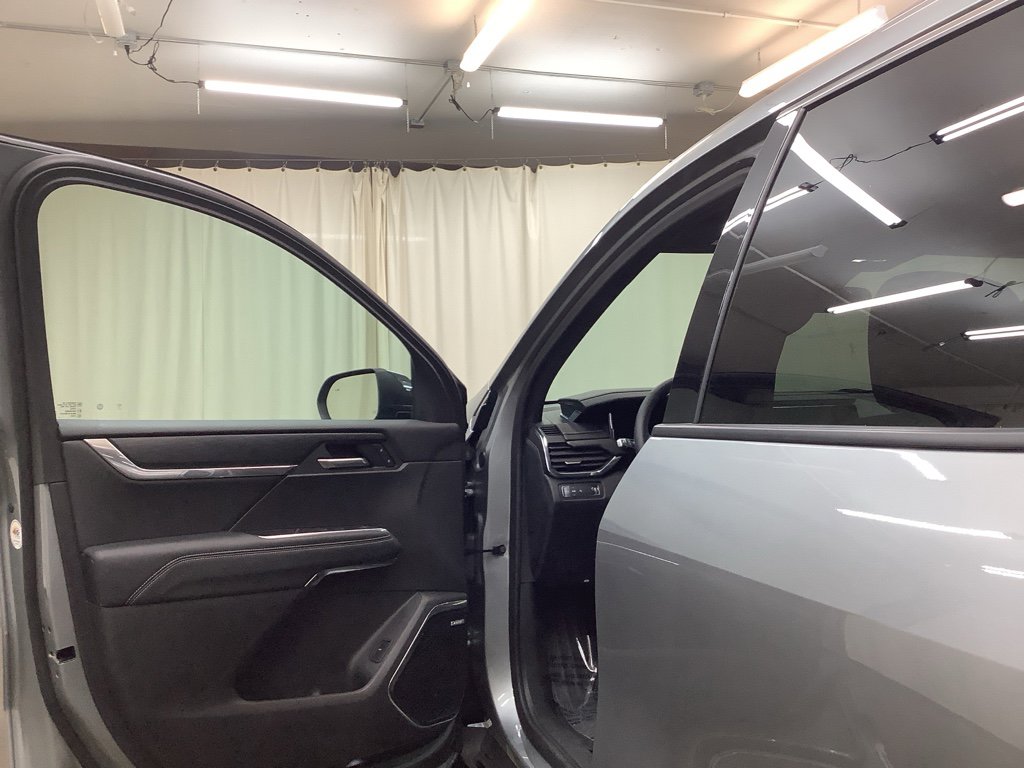 Used 2025 GMC Acadia Elevation image 12