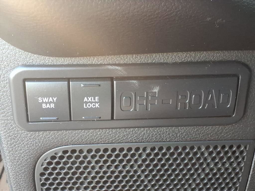 Used 2017 Jeep Wrangler Unlimited Rubicon w/ Connectivity Group image 11