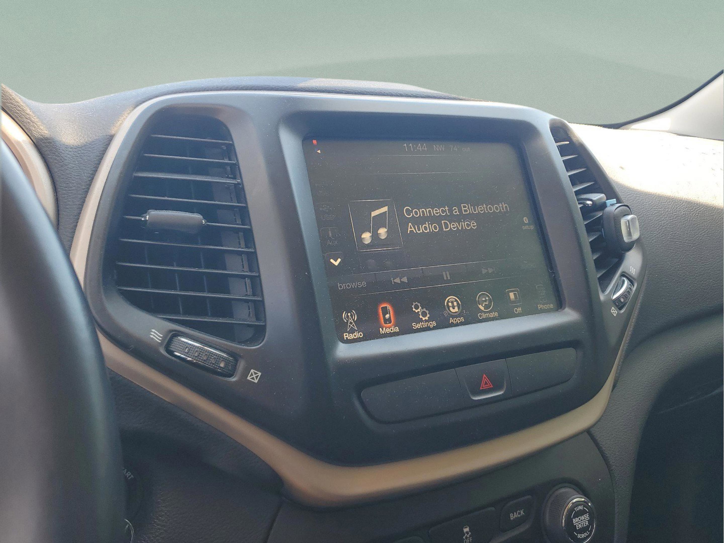 Used 2017 Jeep Cherokee Latitude FWD image 18