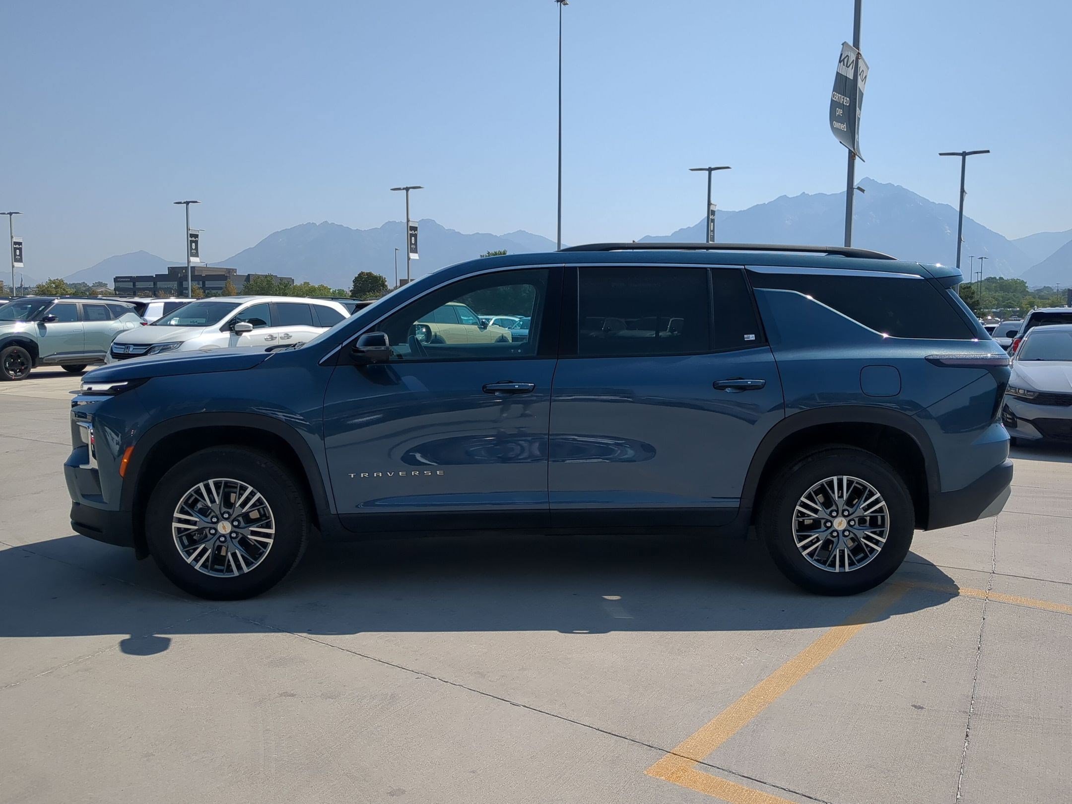 Used 2024 Chevrolet Traverse LT w/ Trailering Package FWD image 3