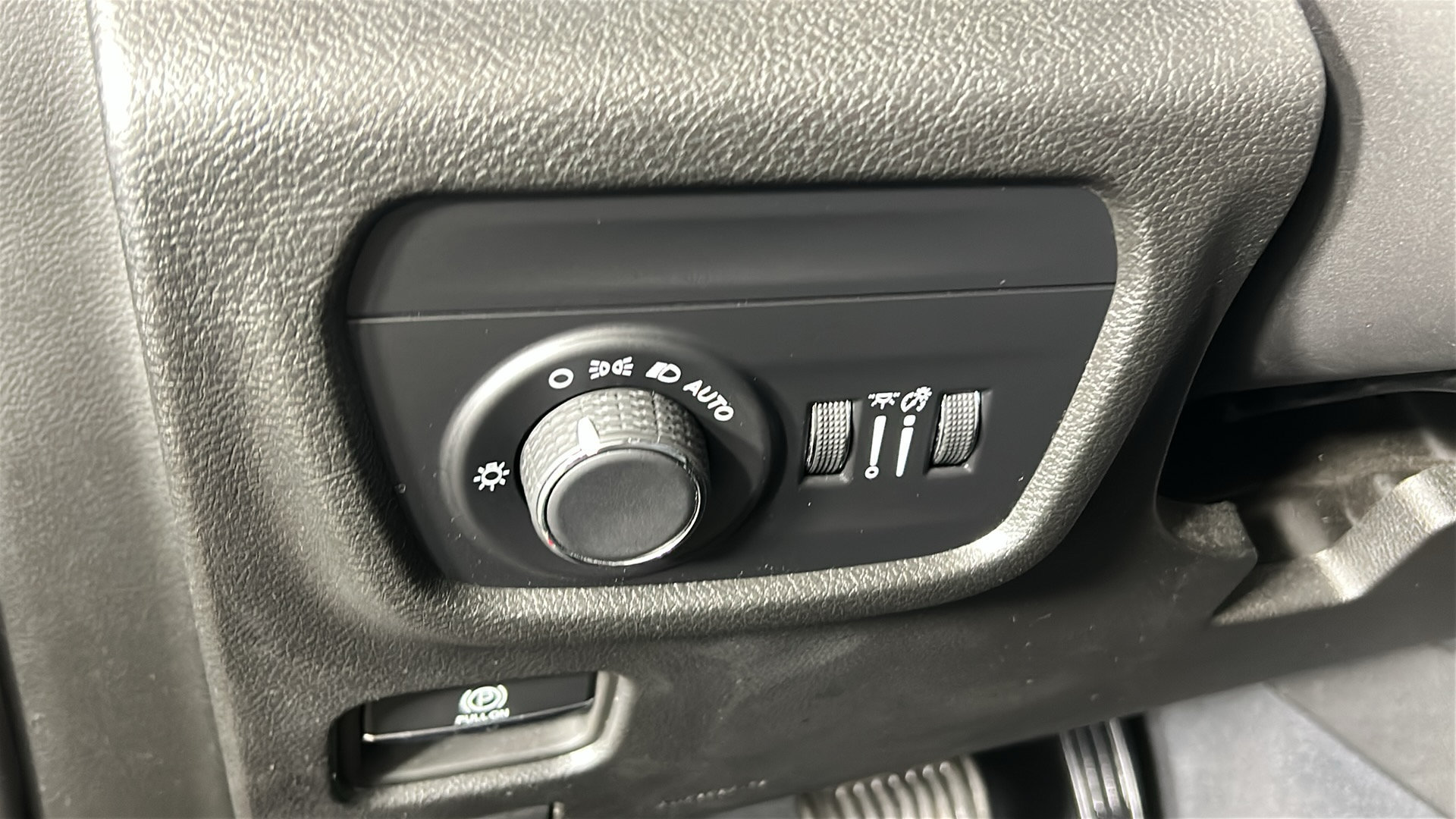 Used 2023 Jeep Grand Cherokee Laredo w/ Luxury Tech Group I AWD/4WD image 24