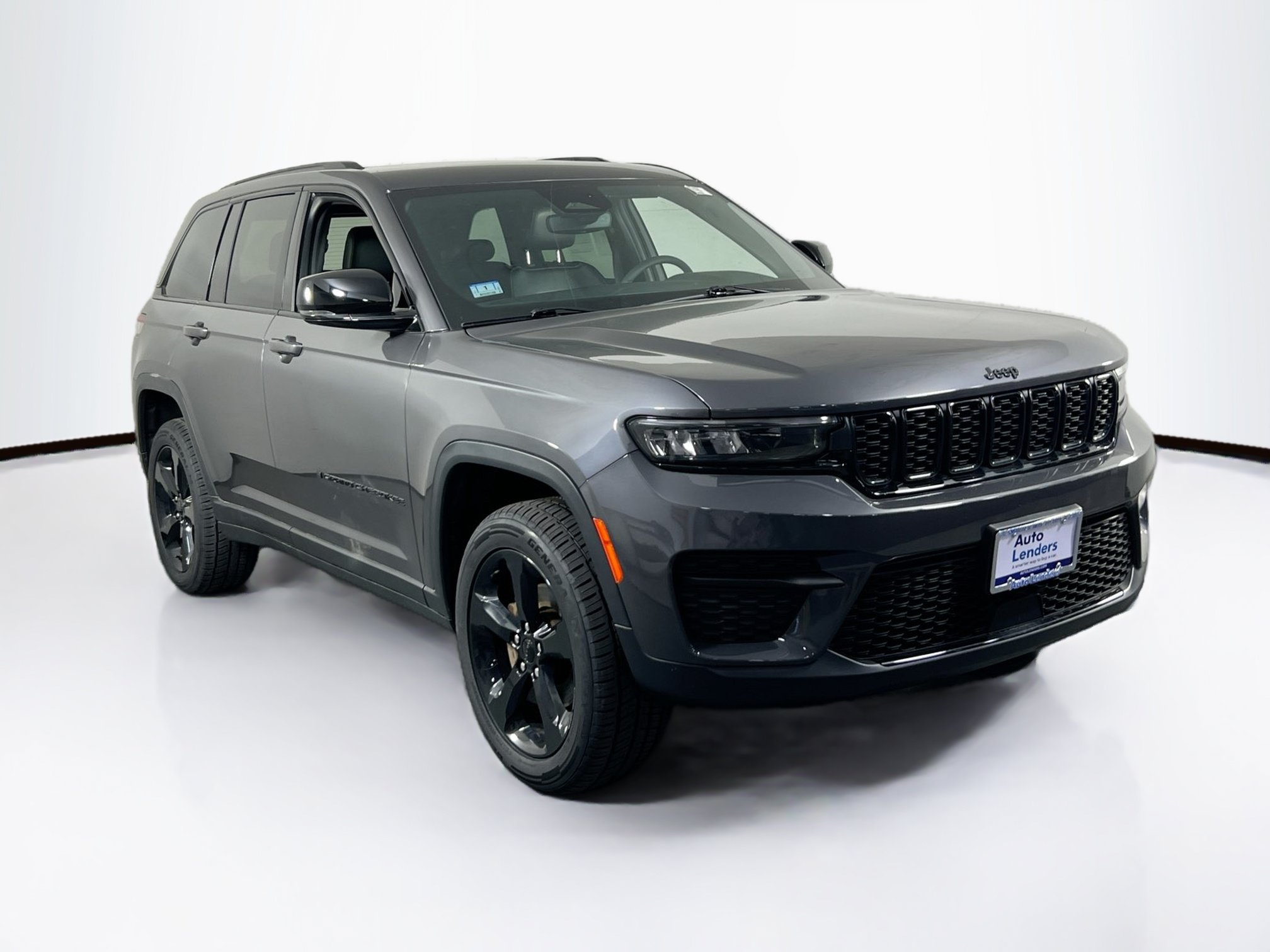 Used 2023 Jeep Grand Cherokee Altitude AWD/4WD image 3