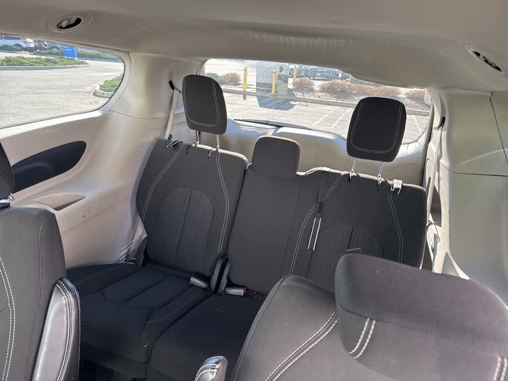 Used 2023 Chrysler Voyager LX image 35