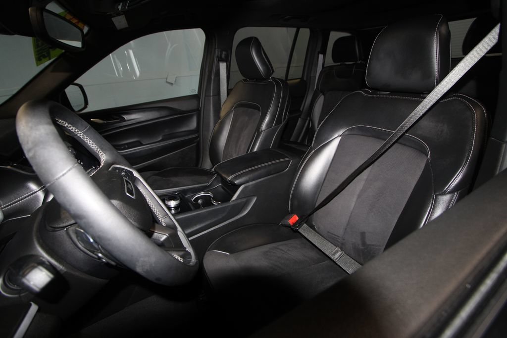 Used 2024 Jeep Grand Cherokee Altitude AWD/4WD image 4