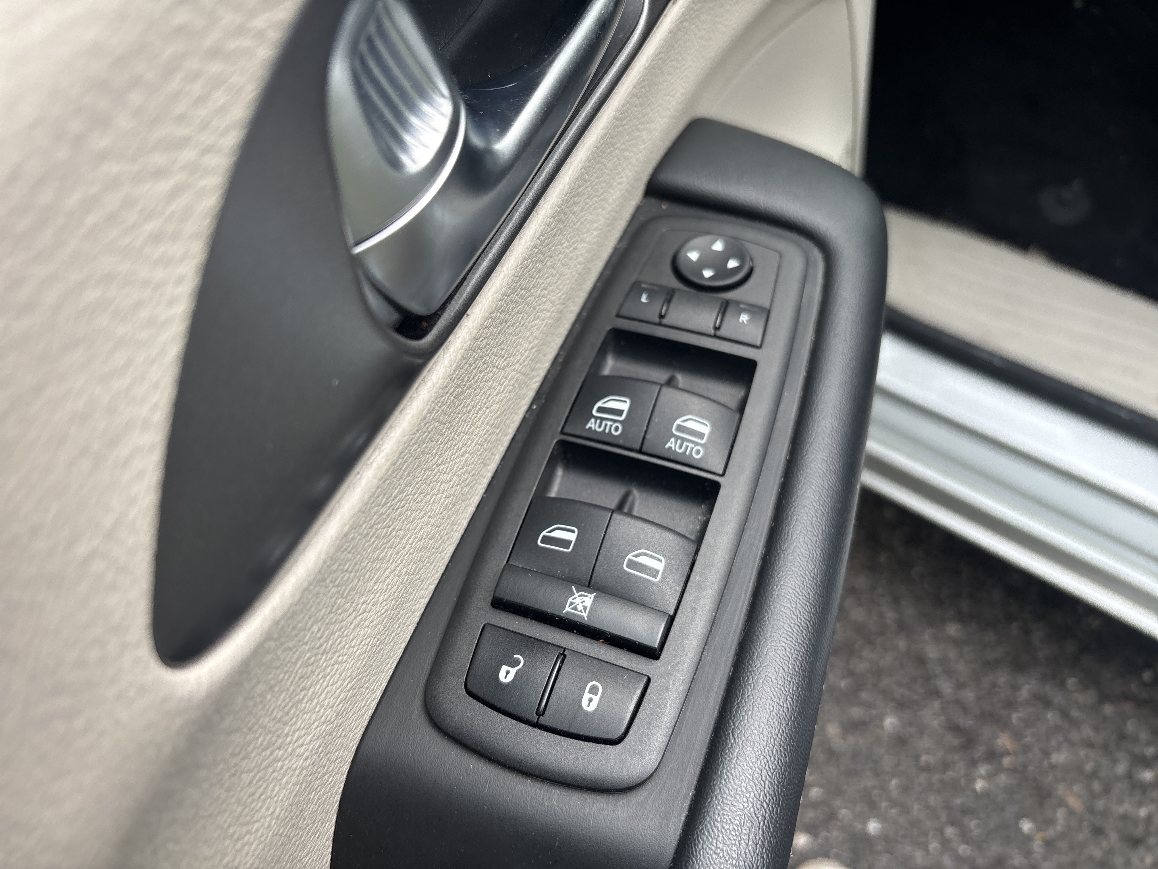 Used 2023 Chrysler Pacifica Touring-L FWD image 18