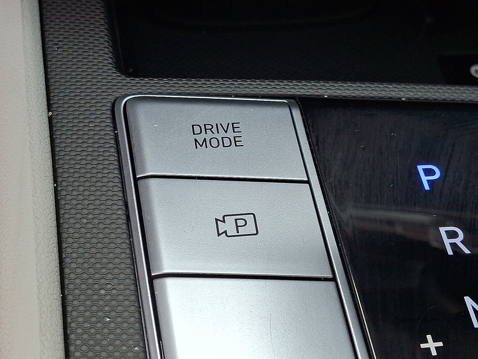 Used 2025 Hyundai Elantra Limited FWD image 25