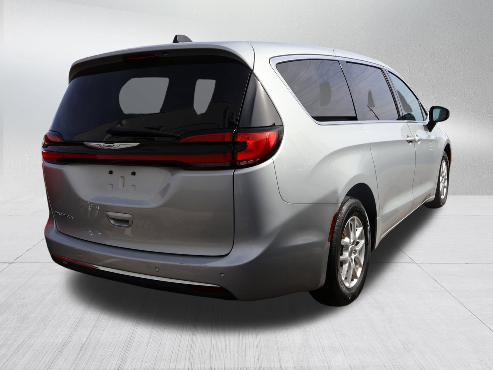 Used 2023 Chrysler Pacifica Touring-L image 6