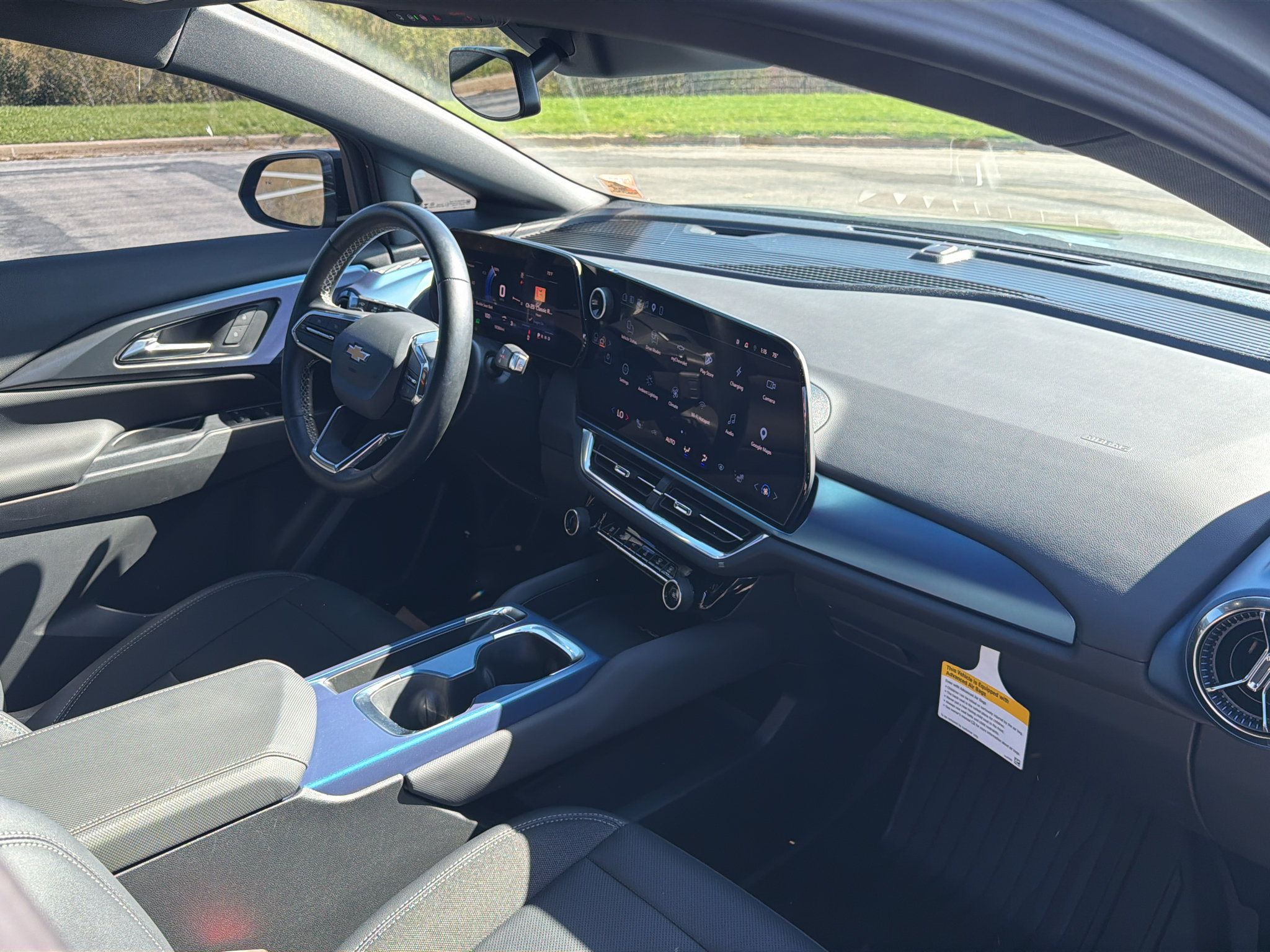 Used 2025 Chevrolet Equinox EV LT w/ LPO, Blackout Package FWD image 27