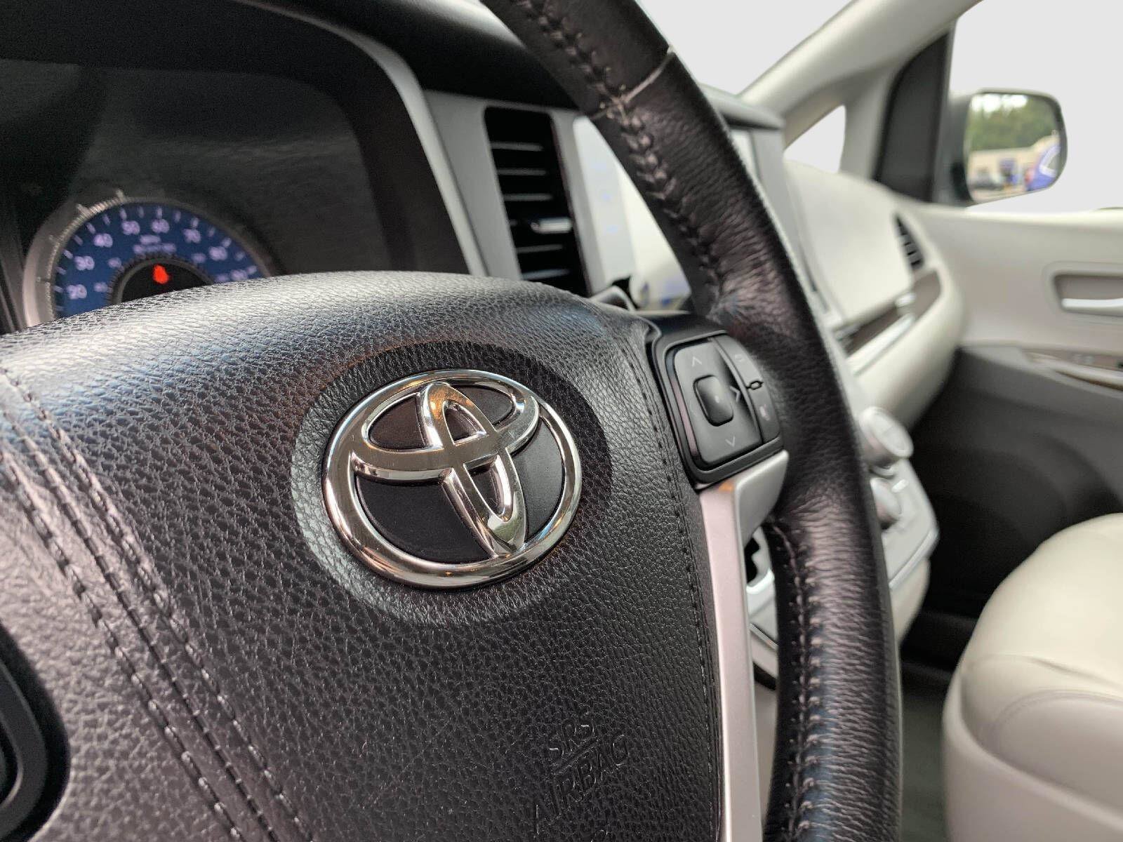 Used 2017 Toyota Sienna XLE Premium FWD image 42