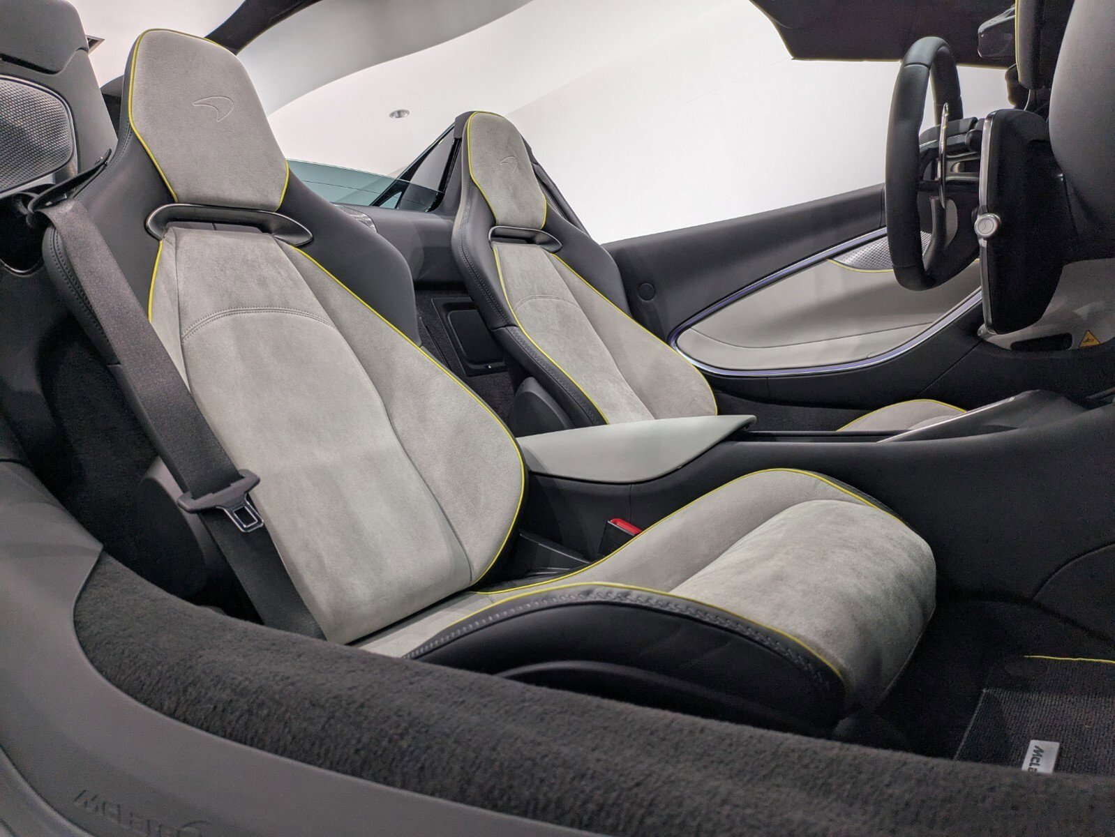 Used 2025 McLaren Artura Spider image 21